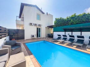 Villa Melinda - Beach & Pool Retreat